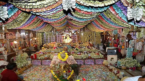 Here, devotees receive offerings of money and jewelry, and the temple of Goddess Lakshmi is adorned with decorations worth 300 crore rupees.