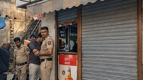 Theft at Neelam Wine Shop in Manmad, cash and expensive foreign liquor stolen