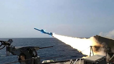 War alarm in the Persian Gulf! Iran begins firing drills in response to US air exercises, escalating tensions.