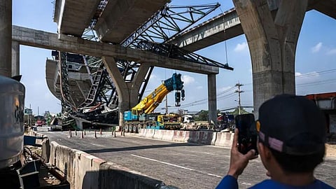 A crane collapsed in Thailand, causing death and destruction! This is the second horrific accident in 24 hours; vehicles were completely destroyed on the expressway.