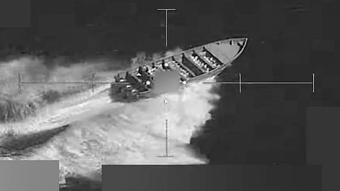 War alarm at sea! US missile destroys suspected boat, causing panic in the Eastern Pacific Ocean.