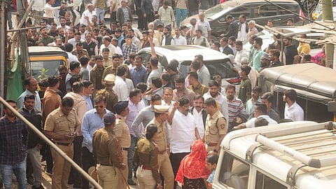 High drama in Nagpur Ward 10 as Congress workers block Minister Bawankule’s car over bribery allegations.