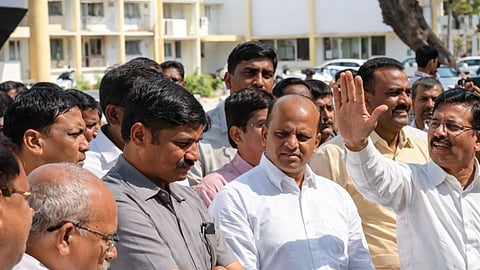 Allegations of corruption at the Nashik Deputy Director of Education office; the public grievance redressal meeting resonated with slogans of "No work gets done without money."