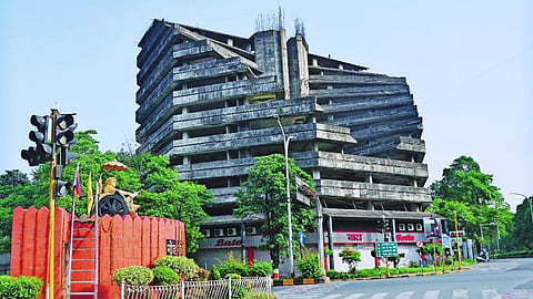 Nagpur Municipal Corporation issues a 15-day ultimatum to Poonam Tower owners to remove illegal construction or face demolition from Jan 28.