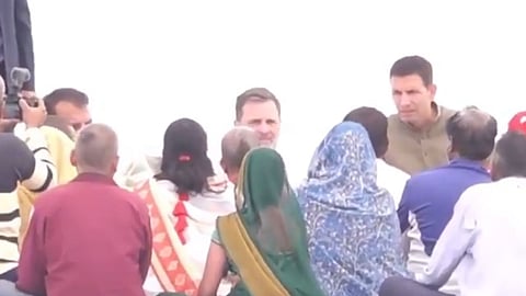 Rahul Gandhi met the victims in Indore