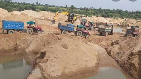 Massive sand ghat auction scam in Yavatmal. Mining department ignored Collector's orders; Durbha and Jagjai ghats sold at low prices to laborers.