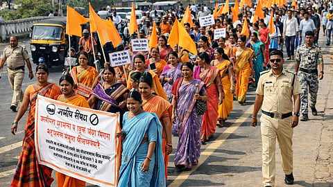 Akola: Anger erupts against the desecration of the statue of Navnath Maharaj; the entire Hindu community takes out a massive protest.