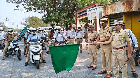 Amravati: Amidst the rising number of road accidents, the police organized a massive helmet rally. Under the leadership of Chief Inspector Rakesh Ola, police officers wore helmets themselves to promote safety and adherence to traffic rules.