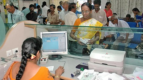 Despite the 5-day week, govt employees in Bhandara are flouting office timings. Issues like biometric misuse and commuting from Nagpur/Gondia are causing major delays in public services.