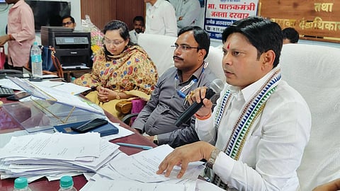 MP Dr. Prashant Padole chairs a high-level review meeting in Mohadi to address pending issues like PMAY, illegal sand mining, and irrigation. Strict warnings issued to lazy officials.
