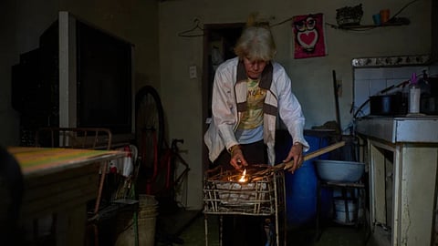 Cuba in the dark: Oil crisis deepens amid US-Venezuela tensions, people cooking food by burning doors.