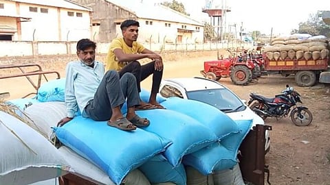 Gadchiroli farmers face crisis as paddy procurement centers close due to reduced central limits. Farmers are forced to sell below MSP to private traders.