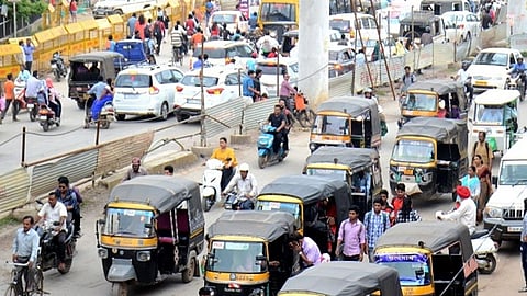 Where to park auto-rickshaws? The number of auto-rickshaws has increased in Bhandara, but there are no designated stands, leading to traffic problems; the traffic system has collapsed