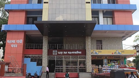 Crisis in Chandrapur Congress! Wadettiwar supporters reject High Command's formula. Shiv Sena (UBT) denies support to BJP, making the Mayor race intense.