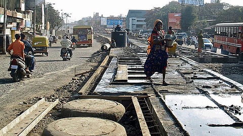 Nagpur Municipal Corporation faces a funding crunch as ₹315 crore remains stuck. Tenders are out, but contractors hesitate to start work without funds.