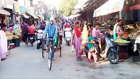 Encroachment shrinks 40ft roads to 20ft in Gondia city. Citizens demand action from new NP officials.