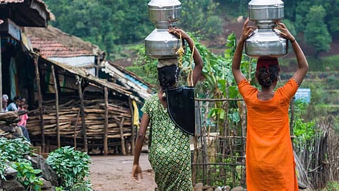 Water crisis looms over 580 villages in Gondia. Tirora, Goregaon, Deori & Gondia tehsils are worst hit. Administration prepares action plan for tanker supply.