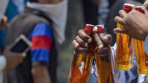 Brave move by women in Dongargaon, Gondia: ₹1 Lakh fine for illegal liquor sale and ₹50,000 reward for informants. A decisive step toward a dry village.