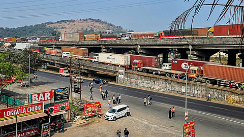 Mumbai-Pune Expressway blocked for 30 hours due to a propylene gas leak near Adoshi tunnel. NDRF & BPCL teams on site. Commuters face severe food & water crisis.