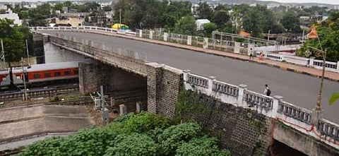 Tender process for Amravati's key railway bridge is complete. With machinery ready, work awaits final Railway NOC. Citizens demand connecting it to the Rajkamal-Jaystambh flyover for smoother traffic.