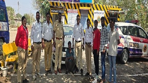 Filmy chase on Wardha National Highway-44, accused arrested along with stolen car.