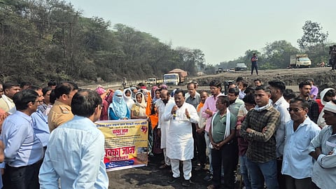 Farmers in Vani, Yavatmal, blocked the Belora checkpost over delayed land acquisition by WCL.