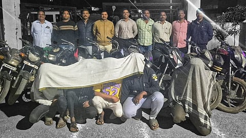 Yavatmal LCB busts a gang of motorcycle and motor pump thieves. 5 arrested, 12 crimes solved, and ₹5.41 lakh worth of goods recovered in Umarkhed.