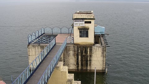 The water level in Amravati’s Upper Wardha Dam has dropped to 54.62% due to rising temperatures. This may trigger a water crisis in Morshi, Warud, and Amravati city.
