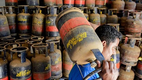 Commercial LPG shortage in Chandrapur due to Middle East war. Restaurants face supply rationing and price hikes, threatening the livelihoods of thousands.