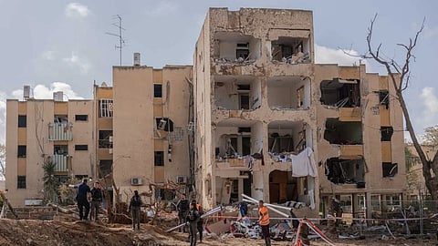 A 'Ballistic' Response to Trump's Threat: Iran Fires Missiles at Tel Aviv and Jerusalem; Widespread Devastation Ensues