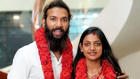 Monalisa Bhosle Farmaan Khan marriage interfaith marriage controversy India viral girl Mahakumbh news