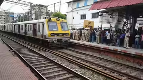 ट्रैफिक ब्लॉक, Mumbai local train, 15 coach local, Thane station, Dombivli station