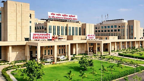 Nagpur AIIMS faces severe hostel shortage & poor food quality. With 1550 students and only 1398 beds, resident doctors are forced to live off-campus, raising safety concerns.