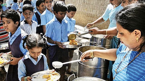 Nashik's Decision Amidst Gas Crisis: Mid-Day Meals in Schools to Remain Unaffected; Relief for 1.15 Lakh Students