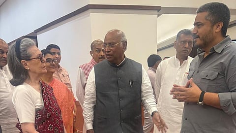 Rohit Pawar meets Sonia Gandhi, Mallikarjun Kharge requests Ajit Pawar for a CBI inquiry into the plane crash