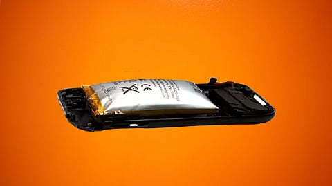your phone battery is swollen don't make these 4 mistakes, or you could suffer serious losses.