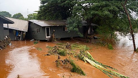 Hurricane 'Kona' Wreaks Havoc in Hawaii, USA: Cars Swept Away on Roads; Evacuation Orders Issued for 5,500 People