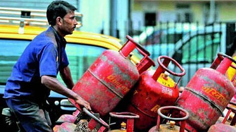 Due to global war impacts, Wardha implements 'one cylinder per family' rule. New regulations require a 30-day gap between LPG bookings to manage supply and prevent hoarding.