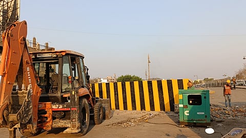 Demolition of the 70-year-old Rajkamal flyover in Amravati begins. Mumbai's Matte Associates to finish work in 1 month. New bridge construction to follow.
