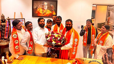 big blow to Uddhav Thackeray's Shiv Sena in Akola! District Chief Mangesh Kale & 4 corporators join Eknath Shinde's Shiv Sena. UBT strength reduced to 2.