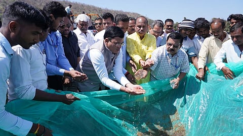 Minister Ashish Jaiswal inaugurates a ₹7.60 Lakh Prawn Conservation project at Khindsi Lake, Ramtek. 4 lakh prawns released to boost local fishermen's income.