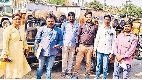 Chhatrapati Sambhajinagar: Supply Department Raids Hotels and Messes for Domestic LPG Use; 76 Cylinders Seized