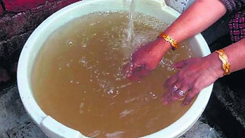 Water quality shocker in Chandrapur: 54 villages found with contaminated water. 4 villages in Gondpipri & Pombhurna face chemical pollution. Health alert issued for summer.