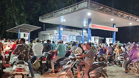 Nagpur faces acute petrol-diesel shortage as pumps go dry. Banking delays and RTGS issues cited as reasons, while citizens suffer in long queues despite admin's 'all is well' claim.