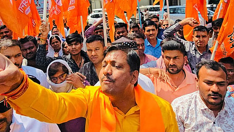 Shiv Sena leader Nitin Tiwari protests at Nagpur DRM office against a massive job & salary scam involving ISF Services. Youth duped of lakhs for low-paying roles.