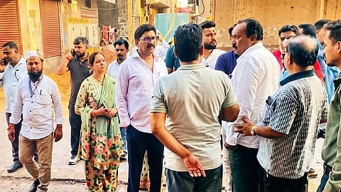 Representatives Conduct Inspection Tour in Jalna, Interact with Citizens; Issue Directives to Officials Regarding Basic Issues