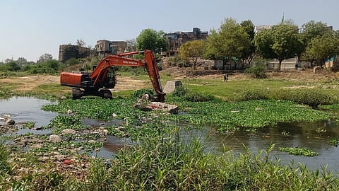 Akola Municipal Corporation starts Morna River cleaning drive to remove water hyacinth. Mayor Sharda Khedkar aims for beautification & mosquito control.