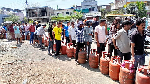 Nagpur faces a severe LPG & CNG crisis due to global war conditions. VCA & Gondwana clubs suspend dining. 35% of street food stalls disappear.