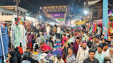 Crowds throng Nashik's markets ahead of Eid al-Fitr, with tremendous enthusiasm for shopping.