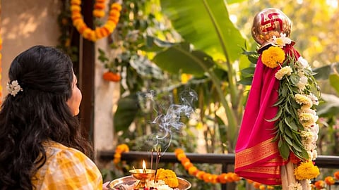 Bustle Returns to Nashik Market Ahead of Gudi Padwa: The Influence of the 'Three-and-a-Half Auspicious Muhurats' Sparks Increased Buying of Jewelry and Decorations.